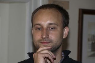 Lidé z ČT celé dny sedí v kavárně, kritizuje režisér. Odbory nesouhlasí a argumentují regiony